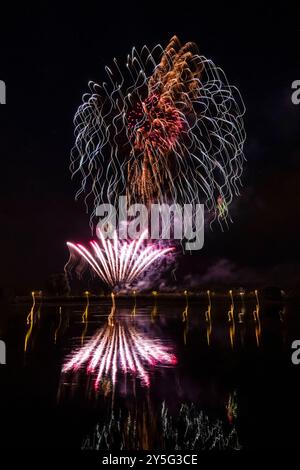 I colorati fuochi d'artificio, che fanno parte dell'evento Dresdner Schlössernacht, si riflettono nell'acqua del fiume Elba. Dresda Sassonia Germania FB 2024 2984 Foto Stock