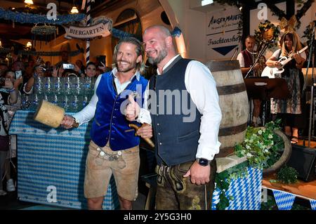 Paul Janke und Björn Schwarz beim Wiesn-Anstich zum Oktoberfest 2024 im Hofbräu Berlin. Berlino, 21.09.2024 *** Paul Janke e Björn Schwarz alla cerimonia di apertura dell'Oktoberfest 2024 a Hofbräu Berlino Berlino, 21 09 2024 foto:Xn.xKubelkax/xFuturexImagex fassanstich 4930 Foto Stock