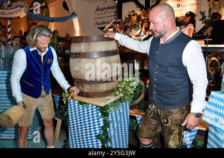 Paul Janke und Björn Schwarz beim Wiesn-Anstich zum Oktoberfest 2024 im Hofbräu Berlin. Berlino, 21.09.2024 *** Paul Janke e Björn Schwarz alla cerimonia di apertura dell'Oktoberfest 2024 a Hofbräu Berlino Berlino, 21 09 2024 foto:Xn.xKubelkax/xFuturexImagex fassanstich 4935 Foto Stock