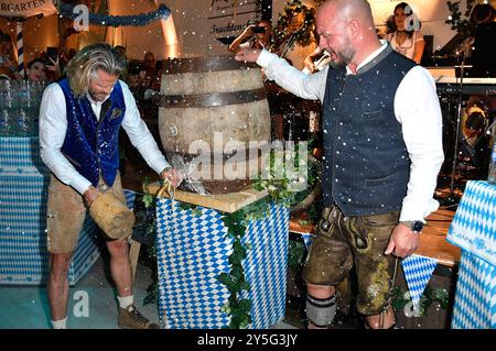 Paul Janke und Björn Schwarz beim Wiesn-Anstich zum Oktoberfest 2024 im Hofbräu Berlin. Berlino, 21.09.2024 *** Paul Janke e Björn Schwarz alla cerimonia di apertura dell'Oktoberfest 2024 a Hofbräu Berlino Berlino, 21 09 2024 foto:Xn.xKubelkax/xFuturexImagex fassanstich 4938 Foto Stock