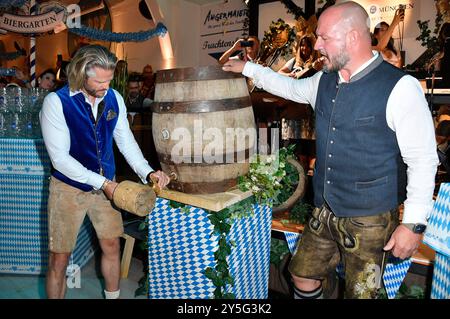 Paul Janke und Björn Schwarz beim Wiesn-Anstich zum Oktoberfest 2024 im Hofbräu Berlin. Berlino, 21.09.2024 *** Paul Janke e Björn Schwarz alla cerimonia di apertura dell'Oktoberfest 2024 a Hofbräu Berlino Berlino, 21 09 2024 foto:Xn.xKubelkax/xFuturexImagex fassanstich 4934 Foto Stock