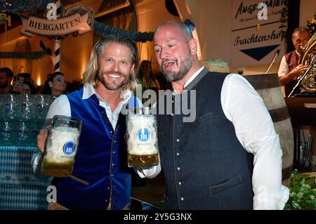 Paul Janke und Björn Schwarz beim Wiesn-Anstich zum Oktoberfest 2024 im Hofbräu Berlin. Berlino, 21.09.2024 *** Paul Janke e Björn Schwarz alla cerimonia di apertura dell'Oktoberfest 2024 a Hofbräu Berlino Berlino, 21 09 2024 foto:Xn.xKubelkax/xFuturexImagex fassanstich 4945 Foto Stock
