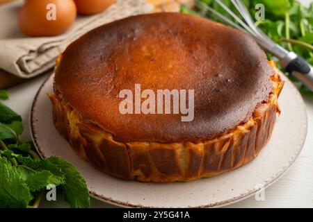 Cheesecake con mascarpone e torrone alle mandorle. Ricetta tradizionale spagnola di Natale. Foto Stock