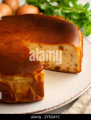 Cheesecake con mascarpone e torrone alle mandorle. Ricetta tradizionale spagnola di Natale. Foto Stock