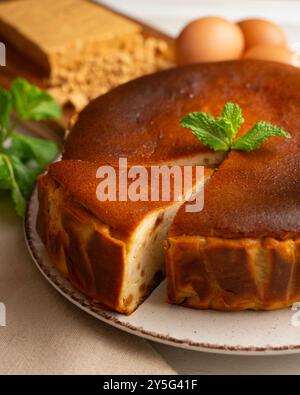 Cheesecake con mascarpone e torrone alle mandorle. Ricetta tradizionale spagnola di Natale. Foto Stock