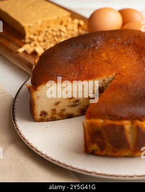 Cheesecake con mascarpone e torrone alle mandorle. Ricetta tradizionale spagnola di Natale. Foto Stock