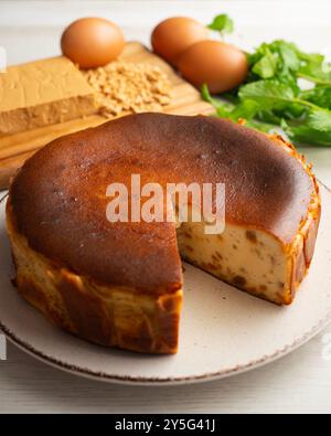 Cheesecake con mascarpone e torrone alle mandorle. Ricetta tradizionale spagnola di Natale. Foto Stock