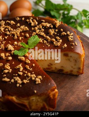 Cheesecake con mascarpone e torrone alle mandorle. Ricetta tradizionale spagnola di Natale. Foto Stock