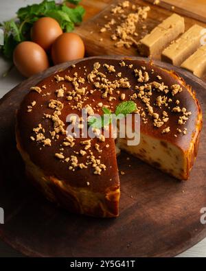 Cheesecake con mascarpone e torrone alle mandorle. Ricetta tradizionale spagnola di Natale. Foto Stock