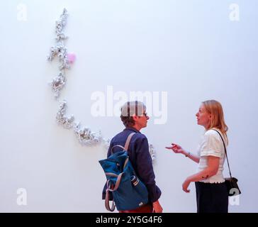 Hastings Contemporary, East Sussex 22 Set 2024 Rachel Kneebone, ma da ora im Alive, 2006, porcellana in diverse parti. Eternal Meles, Eternal Eggs è un incontro di due delle collezioni più significative del Regno Unito: Ingram Collection e David and Indrė Roberts Collection fino al 16 marzo 2025. Crediti: Paul Quezada-Neiman/Alamy Live News Foto Stock