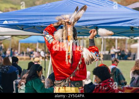 Malibu, California. 6 aprile 2024. Powwow. Uomo nativo americano in Full Regalia. Chumash Day Powwow e l'incontro intertribale. Foto Stock