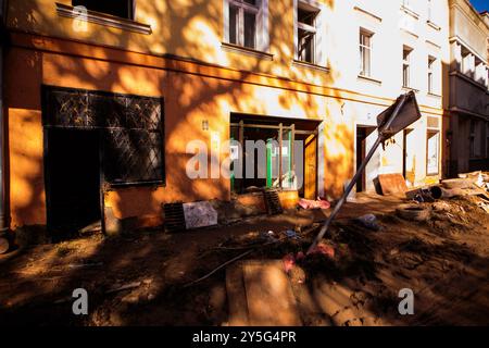 Ladek Zdroj, Breslavia, Polonia. 21 settembre 2024. Le inondazioni del 2024 hanno causato gravi danni a Ladek-Zdroj, trasformando la pittoresca città termale in uno scenario di devastazione. Lo storico ponte di San Giovanni del XVI secolo, che aveva resistito all'alluvione del 1997, fu completamente distrutto, simboleggiando l'entità della catastrofe. Molti residenti sono senza servizi di base, poiché l'acqua corrente e l'elettricità non sono disponibili in gran parte della città. Anche la rete di telefonia mobile è inattiva, isolando ulteriormente le persone. L'impatto sulla vita quotidiana è profondo, con i residenti che lottano per ripulire il fango e i detriti Foto Stock