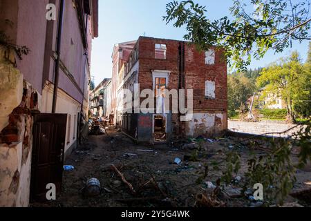 Ladek Zdroj, Breslavia, Polonia. 21 settembre 2024. Le inondazioni del 2024 hanno causato gravi danni a Ladek-Zdroj, trasformando la pittoresca città termale in uno scenario di devastazione. Lo storico ponte di San Giovanni del XVI secolo, che aveva resistito all'alluvione del 1997, fu completamente distrutto, simboleggiando l'entità della catastrofe. Molti residenti sono senza servizi di base, poiché l'acqua corrente e l'elettricità non sono disponibili in gran parte della città. Anche la rete di telefonia mobile è inattiva, isolando ulteriormente le persone. L'impatto sulla vita quotidiana è profondo, con i residenti che lottano per ripulire il fango e i detriti Foto Stock