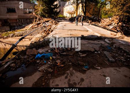 Ladek Zdroj, Breslavia, Polonia. 21 settembre 2024. Le inondazioni del 2024 hanno causato gravi danni a Ladek-Zdroj, trasformando la pittoresca città termale in uno scenario di devastazione. Lo storico ponte di San Giovanni del XVI secolo, che aveva resistito all'alluvione del 1997, fu completamente distrutto, simboleggiando l'entità della catastrofe. Molti residenti sono senza servizi di base, poiché l'acqua corrente e l'elettricità non sono disponibili in gran parte della città. Anche la rete di telefonia mobile è inattiva, isolando ulteriormente le persone. L'impatto sulla vita quotidiana è profondo, con i residenti che lottano per ripulire il fango e i detriti Foto Stock