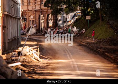 Ladek Zdroj, Breslavia, Polonia. 21 settembre 2024. Le inondazioni del 2024 hanno causato gravi danni a Ladek-Zdroj, trasformando la pittoresca città termale in uno scenario di devastazione. Lo storico ponte di San Giovanni del XVI secolo, che aveva resistito all'alluvione del 1997, fu completamente distrutto, simboleggiando l'entità della catastrofe. Molti residenti sono senza servizi di base, poiché l'acqua corrente e l'elettricità non sono disponibili in gran parte della città. Anche la rete di telefonia mobile è inattiva, isolando ulteriormente le persone. L'impatto sulla vita quotidiana è profondo, con i residenti che lottano per ripulire il fango e i detriti Foto Stock