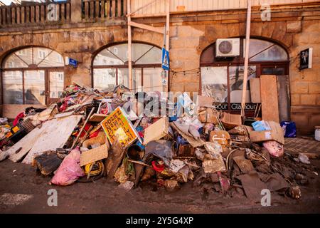 Ladek Zdroj, Breslavia, Polonia. 21 settembre 2024. Le inondazioni del 2024 hanno causato gravi danni a Ladek-Zdroj, trasformando la pittoresca città termale in uno scenario di devastazione. Lo storico ponte di San Giovanni del XVI secolo, che aveva resistito all'alluvione del 1997, fu completamente distrutto, simboleggiando l'entità della catastrofe. Molti residenti sono senza servizi di base, poiché l'acqua corrente e l'elettricità non sono disponibili in gran parte della città. Anche la rete di telefonia mobile è inattiva, isolando ulteriormente le persone. L'impatto sulla vita quotidiana è profondo, con i residenti che lottano per ripulire il fango e i detriti Foto Stock