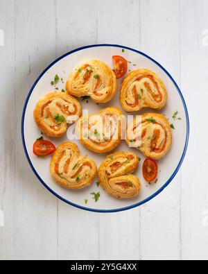 Pasta sfoglia ripiena di salmone e formaggio. Tavolo con vista dall'alto e decorazioni. Foto Stock