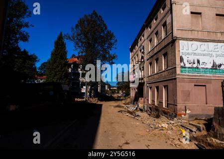 Ladek Zdroj, Breslavia, Polonia. 21 settembre 2024. Le inondazioni del 2024 hanno causato gravi danni a Ladek-Zdroj, trasformando la pittoresca città termale in uno scenario di devastazione. Lo storico ponte di San Giovanni del XVI secolo, che aveva resistito all'alluvione del 1997, fu completamente distrutto, simboleggiando l'entità della catastrofe. Molti residenti sono senza servizi di base, poiché l'acqua corrente e l'elettricità non sono disponibili in gran parte della città. Anche la rete di telefonia mobile è inattiva, isolando ulteriormente le persone. L'impatto sulla vita quotidiana è profondo, con i residenti che lottano per ripulire il fango e i detriti Foto Stock