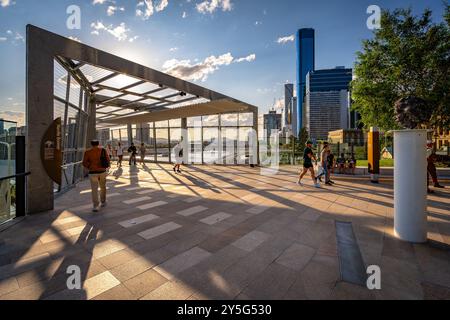 Brisbane, QLD, Australia - persone che attraversano il nuovo ponte Neville Bonner Foto Stock