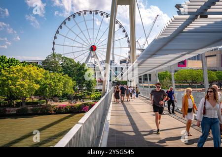 Brisbane, QLD, Australia - persone che attraversano il nuovo ponte Neville Bonner Foto Stock