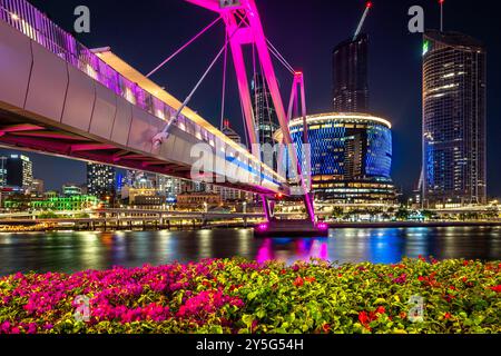 Brisbane, QLD, Australia - Ponte New Neville Bonner che attraversa il nuovo edificio del casinò Foto Stock