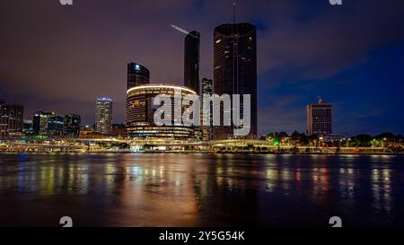 Brisbane, QLD, Australia - nuovo casinò Queen's Wharf Tower Star di notte Foto Stock