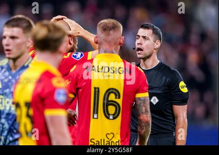 Deventer, Paesi Bassi. 21 settembre 2024. DEVENTER, PAESI BASSI - 21 SETTEMBRE: L'arbitro Marc Nagtegaal reagisce durante l'incontro olandese Eredivisie tra Go Ahead Eagles e AFC Ajax a De Adelaarshorst il 21 settembre 2024 a Deventer, Paesi Bassi. (Foto di Andre Weening/Orange Pictures) credito: dpa/Alamy Live News Foto Stock