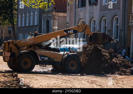 Ladek Zdroj, Breslavia, Polonia. 21 settembre 2024. Le inondazioni del 2024 hanno causato gravi danni a Ladek-Zdroj, trasformando la pittoresca città termale in uno scenario di devastazione. Lo storico ponte di San Giovanni del XVI secolo, che aveva resistito all'alluvione del 1997, fu completamente distrutto, simboleggiando l'entità della catastrofe. Molti residenti sono senza servizi di base, poiché l'acqua corrente e l'elettricità non sono disponibili in gran parte della città. Anche la rete di telefonia mobile è inattiva, isolando ulteriormente le persone. L'impatto sulla vita quotidiana è profondo, con i residenti che lottano per ripulire il fango e i detriti Foto Stock