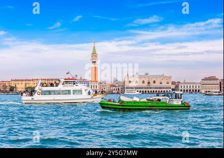 Traffico di imbarcazioni di ogni genere sul Canale della Giudecca a Venezia, Italia Foto Stock