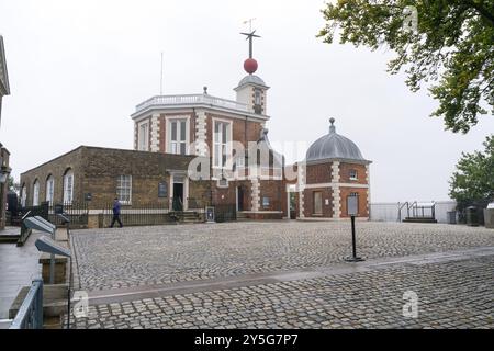 Londra, Regno Unito. 22 settembre 2024.Meteo Regno Unito. Greenwich Royal Observatory Ground. Persone che fanno le condizioni climatiche più calme a Londra Greenwich. Avviso giallo di pioggia in atto per Londra e il sud-est dell'Inghilterra domenica, quando le aree di forte pioggia porteranno il potenziale di disagio la domenica. Credito: Glosszoom/Alamy Live News Foto Stock