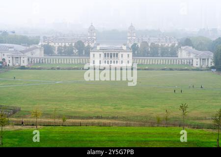 Londra, Regno Unito. 22 settembre 2024.Meteo Regno Unito. Persone che fanno le condizioni climatiche più calme a Londra greenwich. Avviso giallo di pioggia in atto per Londra e il sud-est dell'Inghilterra domenica, quando le aree di forte pioggia porteranno il potenziale di disagio la domenica. Credito: Glosszoom/Alamy Live News Foto Stock