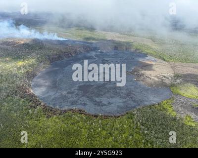 Kilauea, Stati Uniti d'America. 20 settembre 2024. Kilauea, Stati Uniti d'America. 20 settembre 2024. Il pavimento del cratere Napau ricoperto di lava fresca all'interno del vulcano Kilauea dalla recente eruzione della East Rift zone al Parco Nazionale dei Vulcani delle Hawaii, 20 settembre 2024 alle Hawaii. Crediti: Matthew Patrick/USGS/Alamy Live News Foto Stock