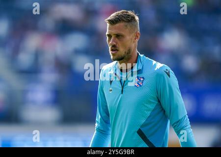 Heerenveen, Paesi Bassi. 22 settembre 2024. HEERENVEEN, PAESI BASSI - 22 SETTEMBRE: Il portiere Andries Noppert di sc Heerenveen guarda. Durante l'incontro olandese Eredivisie tra lo sc Heerenveen e il Groningen all'Abe Lenstra Stadion il 22 settembre 2024 a Heerenveen, nei Paesi Bassi. (Foto di Pieter van der Woude/Orange Pictures) credito: Orange Pics BV/Alamy Live News Foto Stock