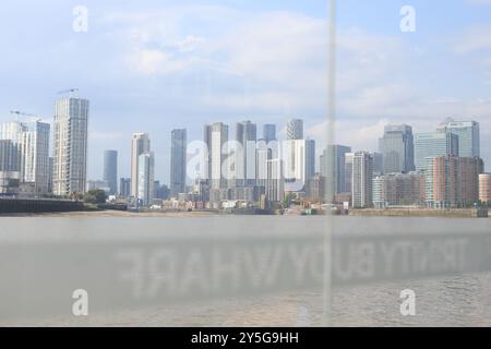 Vista dal molo di Trinity Buoy Wharf verso Canary Wharf con il fiume Tamigi Londra Regno Unito Foto Stock