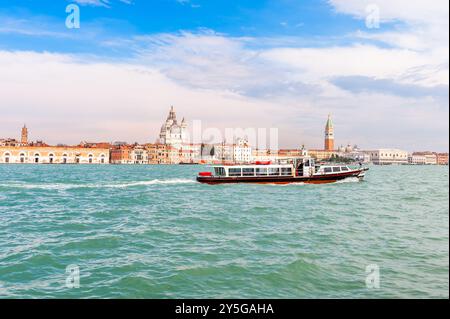 Traffico di imbarcazioni di ogni genere sul Canale della Giudecca a Venezia, Italia Foto Stock