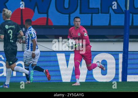 Heerenveen, Paesi Bassi. 22 settembre 2024. HEERENVEEN, PAESI BASSI - 22 SETTEMBRE: Il portiere Etienne Vaessen del Groningen tiene la palla durante la partita olandese Eredivisie tra lo sc Heerenveen e il FC Groningen all'Abe Lenstra Stadion il 22 settembre 2024 a Heerenveen, Paesi Bassi. (Foto di Andre Weening/Orange Pictures) credito: Orange Pics BV/Alamy Live News Foto Stock