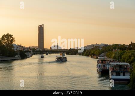 Siviglia, Spagna - 15 agosto 2019: Fiume Guadalquivir e ponte di Triana Foto Stock