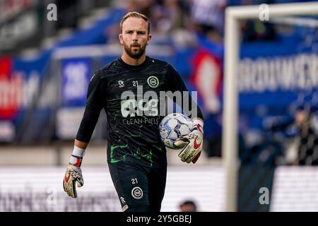 Heerenveen, Paesi Bassi. 22 settembre 2024. HEERENVEEN, PAESI BASSI - 22 SETTEMBRE: Il portiere Hidde Jurjus del Groningen guarda durante la partita olandese Eredivisie tra lo sc Heerenveen e il FC Groningen all'Abe Lenstra Stadion il 22 settembre 2024 a Heerenveen, Paesi Bassi. (Foto di Pieter van der Woude/Orange Pictures) credito: dpa/Alamy Live News Foto Stock