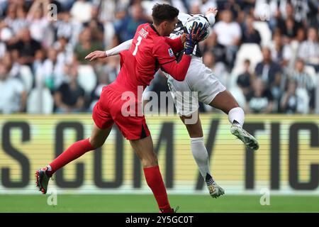 Torino, Italia. 21 settembre 2024. Alex Meret della SSC Napoli e Dusan Vlahovic della Juventus FC combattono per il pallone durante la partita di serie A tra Juventus FC e SSC Napoli all'Allianz Stadium il 21 settembre 2024 a Torino. Crediti: Marco Canoniero/Alamy Live News Foto Stock