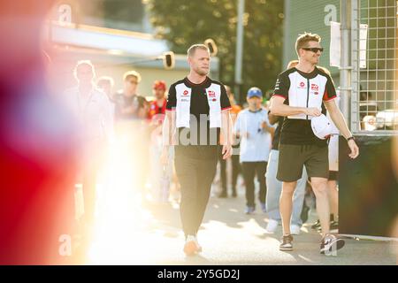 Singapore, Singapore. 22 settembre 2024. MAGNUSSEN Kevin (den), Haas F1 Team VF-24 Ferrari, HULKENBERG Nico (ger), Haas F1 Team VF-24 Ferrari, ritratto durante il Gran Premio di Formula 1 Singapore 2024, 18° round del Campionato del mondo di Formula 1 2024 dal 20 al 22 settembre 2024 sul circuito di Marina Bay, a Singapore, Singapore - foto Florent Gooden/DPPI credito: DPPI Media/Alamy Live News Foto Stock