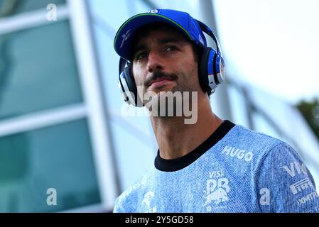 Singapore, Singapore. 22 settembre 2024. Daniel Ricciardo (AUS) camera e colazione Formula 1 World Championship, Rd 18, Gran Premio di Singapore, domenica 22 settembre 2024. Marina Bay Street Circuit, Singapore. Crediti: James Moy/Alamy Live News Foto Stock