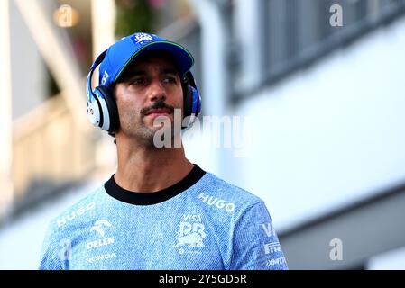 Singapore, Singapore. 22 settembre 2024. Daniel Ricciardo (AUS) camera e colazione Formula 1 World Championship, Rd 18, Gran Premio di Singapore, domenica 22 settembre 2024. Marina Bay Street Circuit, Singapore. Crediti: James Moy/Alamy Live News Foto Stock