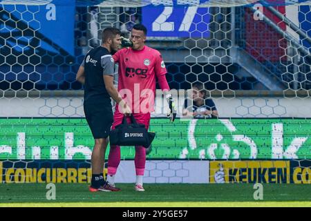 Heerenveen, Paesi Bassi. 22 settembre 2024. HEERENVEEN, PAESI BASSI - 22 SETTEMBRE: Il portiere Etienne Vaessen del FC Groningen riceve cure mediche durante la partita olandese Eredivisie tra lo sc Heerenveen e il FC Groningen all'Abe Lenstra Stadion il 22 settembre 2024 a Heerenveen, Paesi Bassi. (Foto di Andre Weening/Orange Pictures) credito: dpa/Alamy Live News Foto Stock