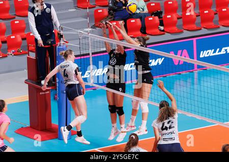 Alexandra Hadrych di Terville Florange OC, Patricia Aranda Munoz del CD Heidelberg Volkswagen, Lola Hernandez Van Den Bosch del CD Heidelberg Volkswagen durante la WEVZA CUP femminile di pallavolo tra CD Heidelberg Volkswagen e Terville Florange OC il 21 settembre 2024 al Palazzetto dello Sport di Roma. Foto Stock