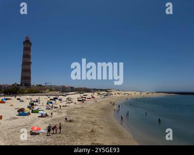 Ilhavo, Portogallo - 30 maggio 2024: Vista sulla spiaggia di barra, con il faro di Aveiro, a Ilhavo, Portogallo. Foto Stock