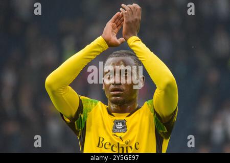 Birmingham, Regno Unito. 21 settembre 2024. L'attaccante del Plymouth Argyle Mustapha Bundu (15) applaude i tifosi dopo la partita del West Bromwich Albion FC contro Plymouth Argyle FC Sky bet EFL Championship all'Hawthorns, West Bromwich, Birmingham, Inghilterra, Regno Unito il 21 settembre 2024 Credit: Every Second Media/Alamy Live News Foto Stock