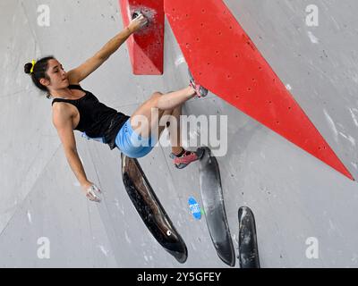 Praga, Repubblica Ceca. 22 settembre 2024. Coppa del mondo di arrampicata sportiva (Boulder), semifinali femminili, a Praga, Repubblica Ceca, 22 settembre, 2024. Ayala Kerem da Israele. Crediti: Michal Krumphanzl/CTK Photo/Alamy Live News Foto Stock