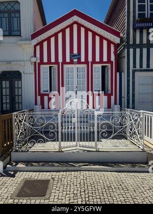 Costa Nova, Portogallo - 30 maggio 2024: Vista delle tradizionali case colorate nel villaggio di Costa Nova, a Ilhavo, Portogallo. Foto Stock