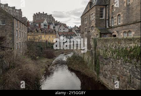 Edimburgo, Scozia - 16 gennaio 2024 - pittoresco villaggio di Dean con fiume e ruscello che si trova lungo le rive dell'acqua di Leith. Spazio di copia, S Foto Stock