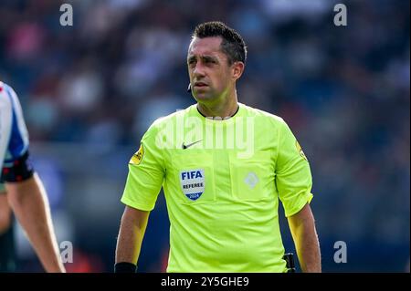 Heerenveen, Paesi Bassi. 22 settembre 2024. HEERENVEEN, PAESI BASSI - 22 SETTEMBRE: L'arbitro Dennis Higler guarda durante l'incontro olandese Eredivisie tra sc Heerenveen e FC Groningen all'Abe Lenstra Stadion il 22 settembre 2024 a Heerenveen, Paesi Bassi. (Foto di Andre Weening/Orange Pictures) credito: dpa/Alamy Live News Foto Stock